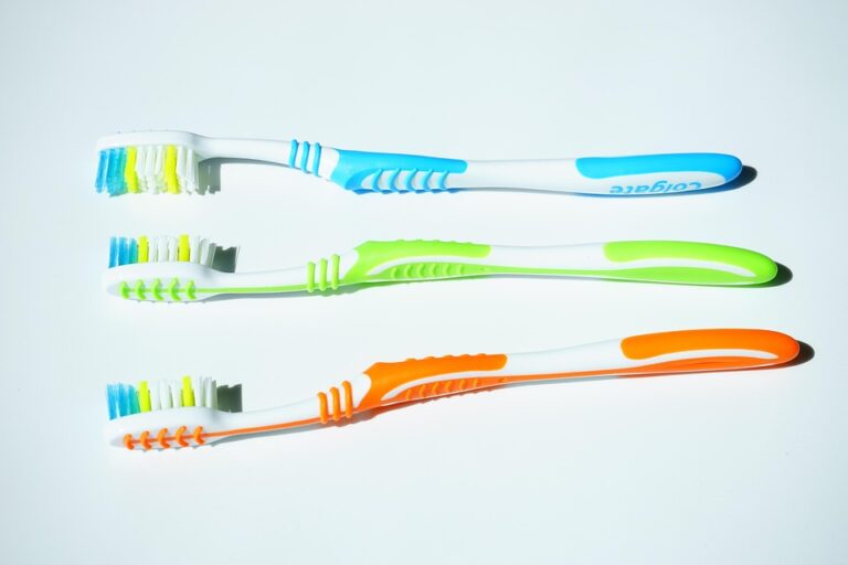 tooth brushes 1194939 960 720