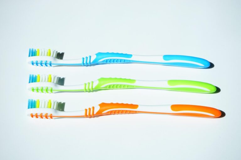 tooth brushes 1194940 960 720