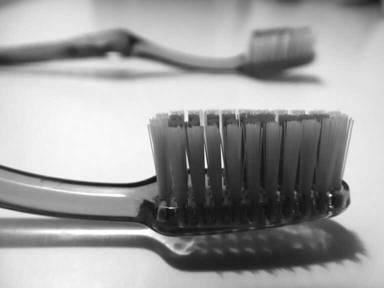 toothbrush 592102 960 720