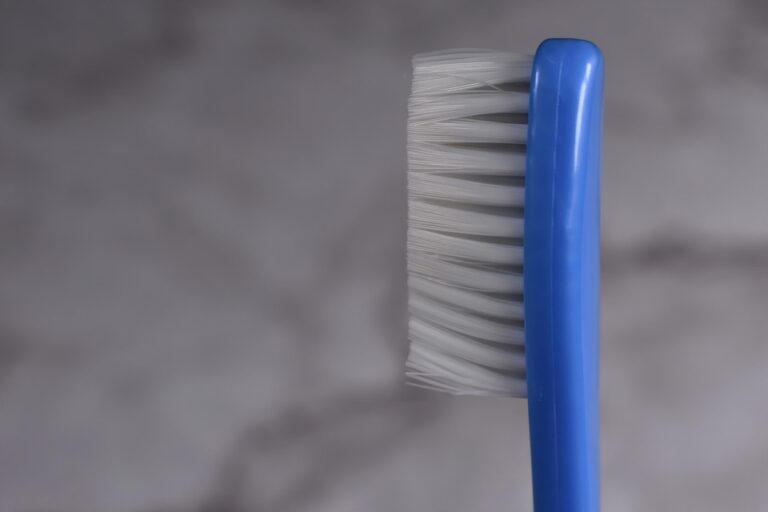 toothbrush 7667038 960 720
