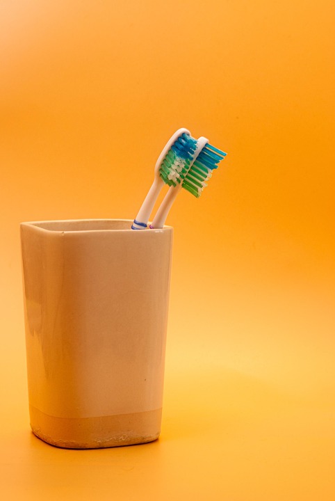 toothbrushes 5913458 960 720